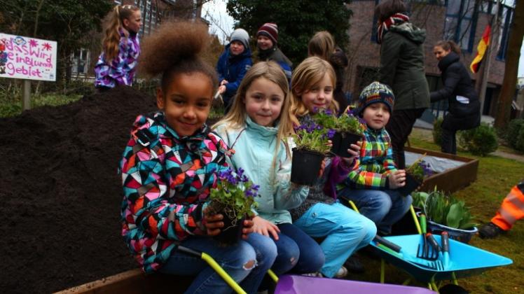 Muttererde und Kunst: Kinder der Kita Süd der Lebenshilfe wollen Blumen für ein Garten-Kunst-Projekt der Städtischen Galerie in deren Garten einpflanzen. 