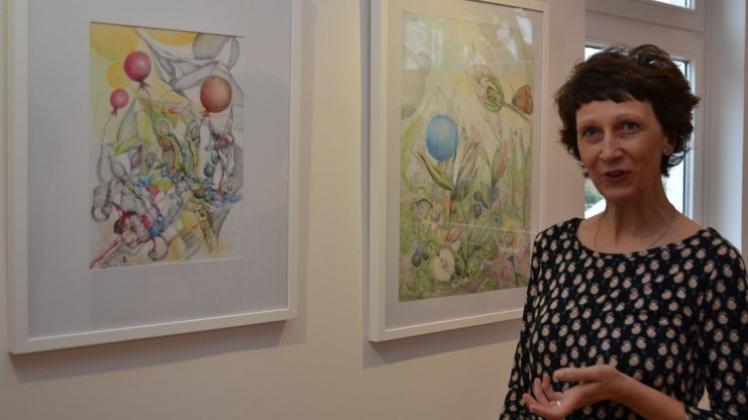Künstlerin Sonja Bartscherer erläutert im Kulturhaus Müller in Ganderkesee ihre Bilder. 