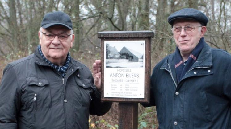 Gemeinsam besuchten der Inschriftenforscher Theodor Tebbe (rechts) und Wilhelm Masbaum vom Heimatverein Sögel den Ort in der Dorfstelle Wahn, wo der Priester Johannes Thomes seine Kindheit verbracht hat. 