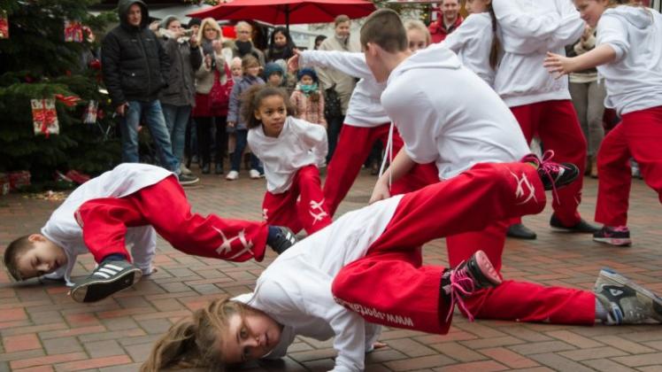 Die Breakdancer der Sportakademie Oldenburg legten am Sonntagnachmittag eine beeindruckende Show aufs Pflaster. 