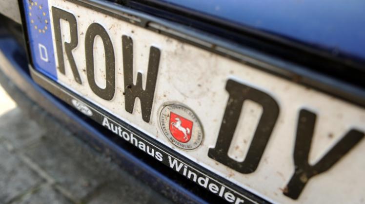 Das Kennzeichen ROW für Rotenburg an der Wümme ergibt mit den Buchstaben DY das Wort Rowdy – und auch solch ein Schätzchen kann man jetzt nach einem Umzug in eine andere Stadt oder einen anderen Landkreis behalten. 