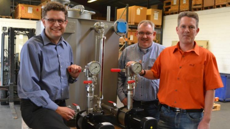 Klaus Renzelmann (von links), Marc Ottilige und Ulrich Lammers begutachten im Lager der ASA Horst Wieber GmbH eine Kondensatrückspeiseanlage. Die Firma ist seit 50 Jahren im Geschäft.