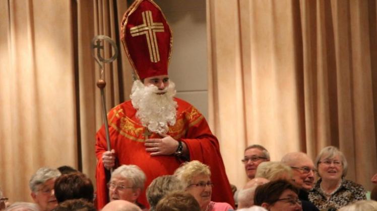 Der Nikolaus durfte bei der Weihnachtsfeier der Gemeinde für ihre Senioren nicht fehlen. 