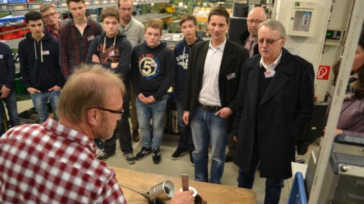 Jürgen Claußen, bei Labom Ausbilder im Bereich Elektrotechnik, zeigt Schülern, ZWAIG-Vertretern und Bürgermeister Holger Lebedinzew (hinten rechts) Geräte der Messtechnik. 