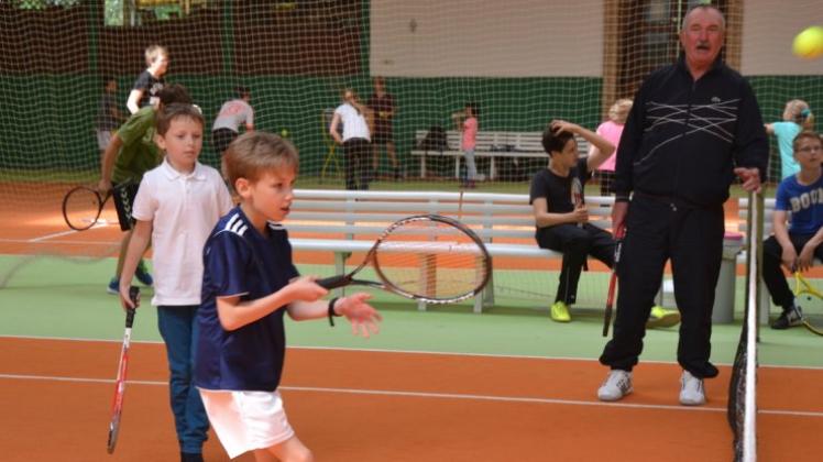 Trainer Djerdj Saghmeister (rechts) setzt bei der Ferienpassaktion des Ganderkeseer Tennisvereins vor allem auf Spaß. 