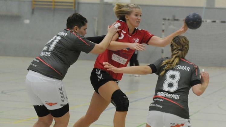 Wurden aufgehalten: Kea Drewes (Mitte) und die Handballerinnen HSG Hude/Falkenburg verloren gegen die TSG Wismar um Svea Pinkohs (links) und Antonia Zimmermann. 