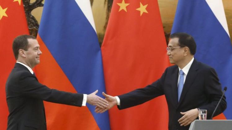 Russlands Ministerpräsident Dimitri Medvedev (links) und Chinas Ministerpräsident Li Keqiang: Die Konkurrenz zwischen ihren Ländern wächst. 