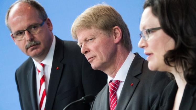 Mahnt die Koalition: DGB-Vorstandsmitglied Stefan Körzell (links, hier mit DGB-Chef Reiner Hoffmann und Bundesarbeitsministerin Andrea Nahles). 