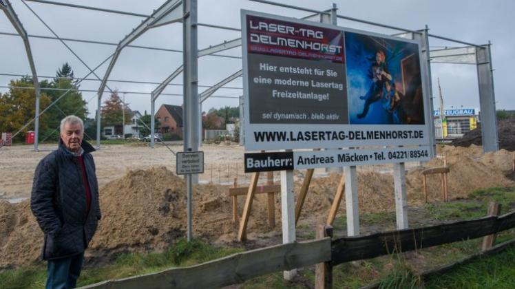 Die Laser-Tag-Arena in Delmenhorst ist im Werden. Bauherr ist der Ganderkeseer Andreas Mäcken (hier vertreten durch seinen gleichnamigen Vater). 
