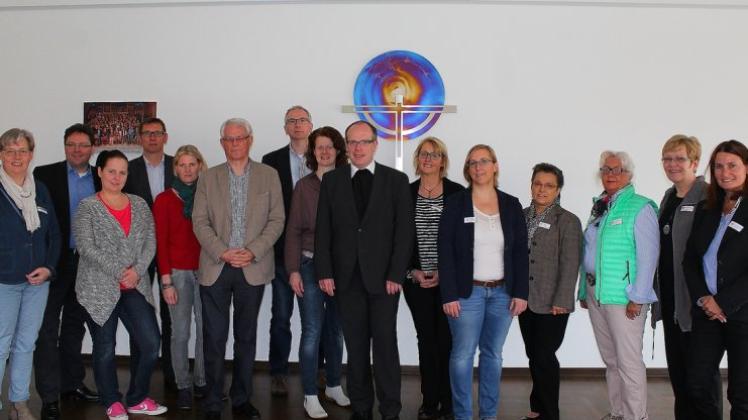 Engagiert für Flüchtlinge im Emsland: die Mitarbeiter der Flüchtlingsberatung von Caritas, SkF und SKM gemeinsam mit Weihbischof Johannes Wübbe. 