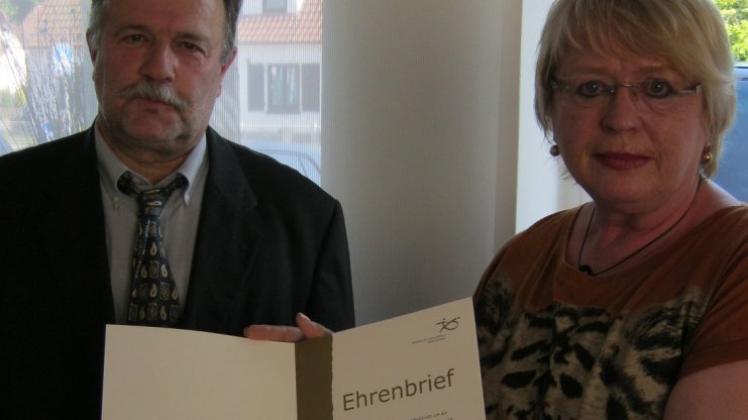 Seit 25 Jahren ehrenamtlich tätig: Ilke Schwengsbier erhielt den Ehrenbrief des Behinderten-Sportverbandes Niedersachsen (BSN) von BSN-Vertreter Aloys große Siemer. 