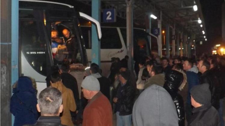 Männer warten in Pristina im Kosovo, um einen Platz in einem Bus nach Serbien zu bekommen. Über Serbien flüchten immer mehr Kosovaren nach Ungarn und in die EU. 