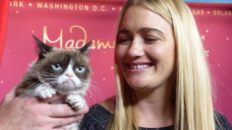 USA: „Grumpy-Cat“-Besitzerin Tabatha Bundesen lächelt im Wachsfigurenkabinett bei Madame Tussauds in San Francisco in Kalifornien ihre dreijährige Hauskatze „Grumpy Cat“ an, von der soeben eine Nachbildung aus Fiberglas, Silikon und künstlichen Haaren vorgestellt worden ist. 