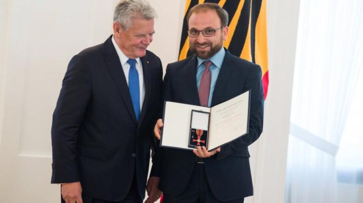Der Direktor des bundesweit größten Instituts für islamische Theologie an der Univerität Osnabrück, Prof. Bülent Uçar, ist von Bundespräsident Joachim Gauck für seine Vermittlerrolle ausgezeichnet worden. 