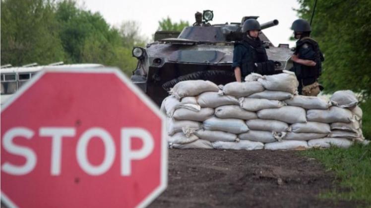 Straßensperre in der Ostukraine: Ganze Produktionsketten sind zerrissen. 