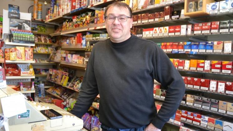 Ralph Selle stellt seinen Kunden seit 17 Jahren Zeitungen, Zigaretten, Getränke und ein offenes Ohr in seinem Kiosk an der Grüppenbührener Straße zur Verfügung. 