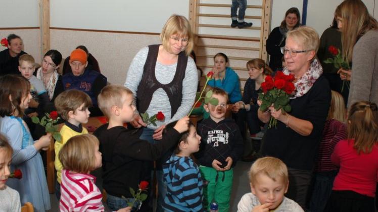Die Vorschulkinder des Badberger Kindergartens verabschiedeten sich von Barbara Thomé-Kamper (rechts) mit roten Rosen. 