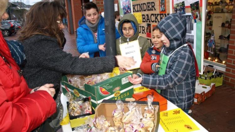 Im Minutentakt verkauften die „Georgschulen-Kids“ ihre selbstgebackenen Plätzchen. 