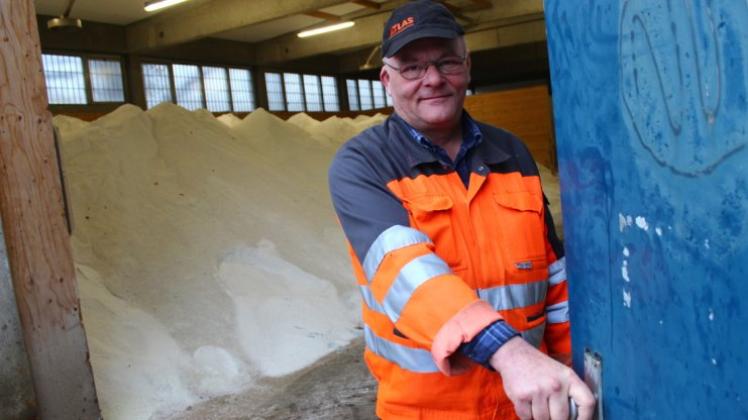 Hineinspaziert: Thomas Schwanewedel, Mitarbeiter des Bauhofs, gewährt einen Blick auf 400 Tonnen Salz, die bei Frost die Straßen eisfrei halten. Hineinspaziert: Thomas Schwanewedel, Mitarbeiter des Bauhofs, gewährt einen Blick auf 400 Tonnen Salz, die bei Frost die Straßen eisfrei halten.