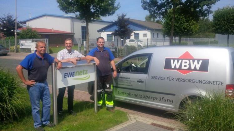 Sind in Ganderkesee unterwegs: Mitarbeiter der Firma WBW aus Weener und EWE Netz Mitarbeiter Gerd Lüschen (Mitte). 