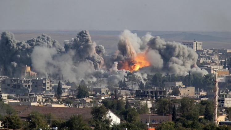 Kampf um Kobane: Mittlerweile sollen kurdische Kämpfer die syrisch-türkische Grenzstadt zu 80 Prozent von dem IS zurückerobert haben. Das Bild zeigt einen Luftschlag vom vergangenen Oktober. 