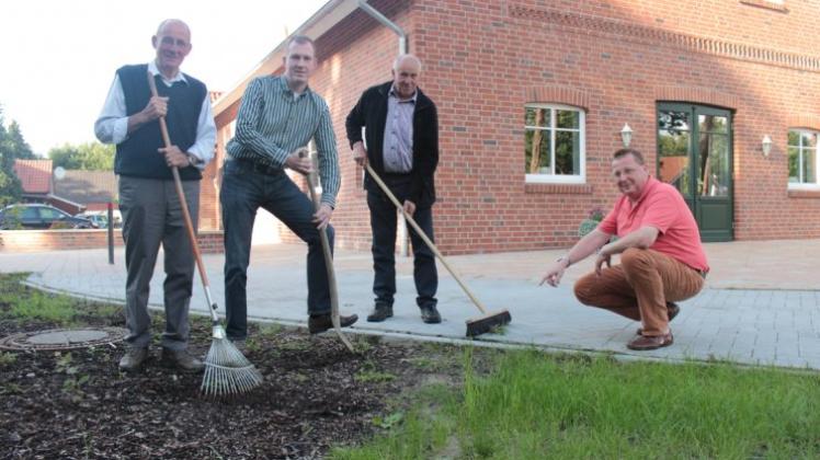 Das Dorfgemeinschaftshaus in Schwefingen soll dauerhaft zum Treffpunkt der Gemeinde werden. Dafür muss es nach dem Umbau mit seinen Grünanlagen nun auch regelmäßig gepflegt werden. 