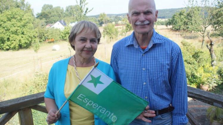 Die Esperanto-Flagge ist dabei: Alla Konoval aus der Ukraine war zu Besuch bei Mandred Kloweit-Hermann in Meesdorf. 