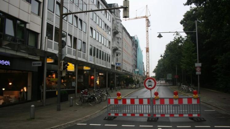 Ein Kran versperrt den Weg: In der Straße „Am Wall“ werden Fußgänger künftig mehr Platz haben. 