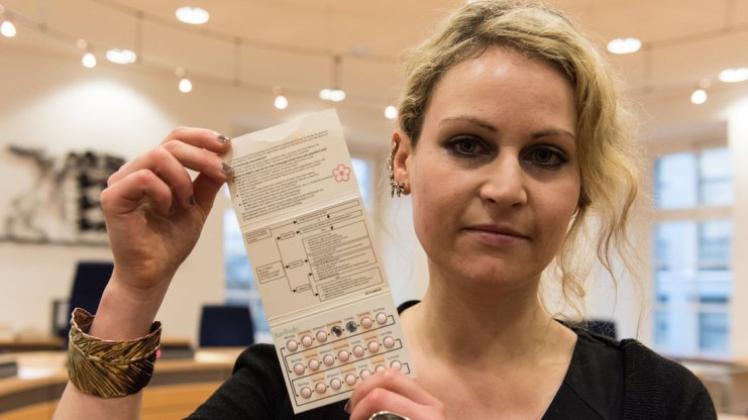 Die 31 Jahre alte Felicitas Rohrer zeigt im Landgericht in Waldshut-Tiengen eine Packung der Anti-Baby-Pille „Yasminelle“. Sie will nach eigenen Angaben rund 200 000 Euro Schadensersatz und Schmerzensgeld von dem Pharmaunternehmen Bayer. 