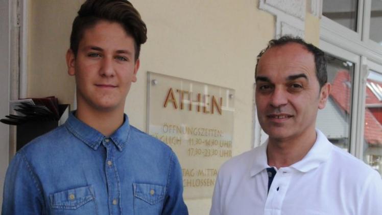 Apostolos Kritsiniotis (rechts) vom Bad Essener Restaurant „Athen“ mit seinem Praktikanten Stefanus, der demnächst nach Griechenland zurückkehrt.