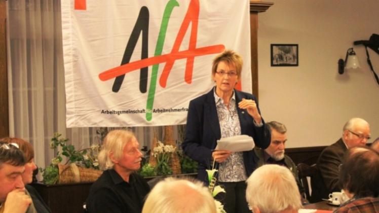 SPD-Bundestagsabgordnete Susanne Mittag führt in das Thema ein. Initiator und AfA-Vorsitzender Bernd Bischof (links) und Landtagsabgeordneter Axel Brammer flankieren sie.