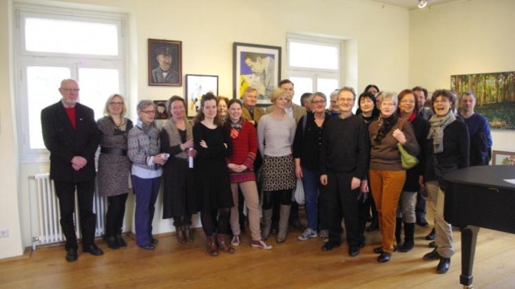Leihgeber, Künstler und Gäste trafen sich im Ruller Haus zum Bildertausch. 