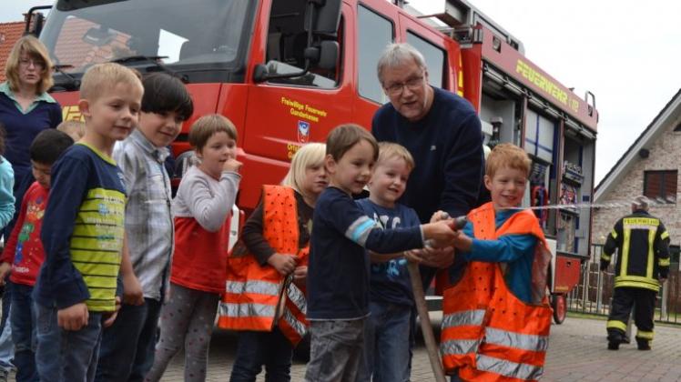 Bei der Projektwoche „Feuerwehr“ im AWO-Sprachheilkindergarten am Goldregenweg in Ganderkesee konnten die Kinder ausprobieren, wie es ist, ein Feuerwehrmann zu sein.