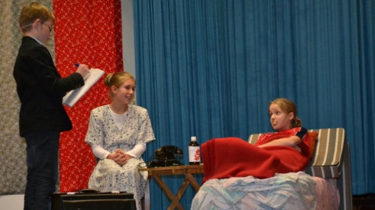„Der kranke Hans“ heißt der plattdeutsche Sketch, den die Kinder hier präsentieren. „Der kranke Hans“ heißt der plattdeutsche Sketch, den die Kinder hier präsentieren.