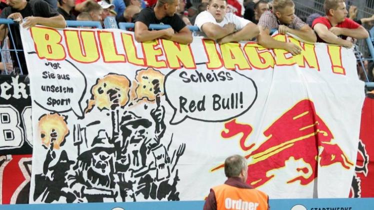 „Bullen jagen! Scheiss Red Bull“ heißt es auf dem Banner in der Fankurve des Hallischen FC. Immer wieder richtet sich die Wut der Fans gegen Red Bull und den Club RB Leipzig. 