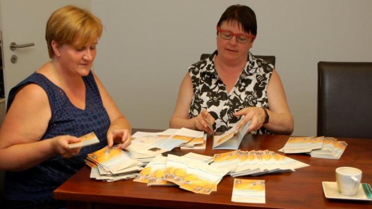 Hier ist Handarbeit gefragt: Grit Beimdiek und Anke Hennig (von links) falten und kuvertieren die neuen Flyer des Hospizvereins. 