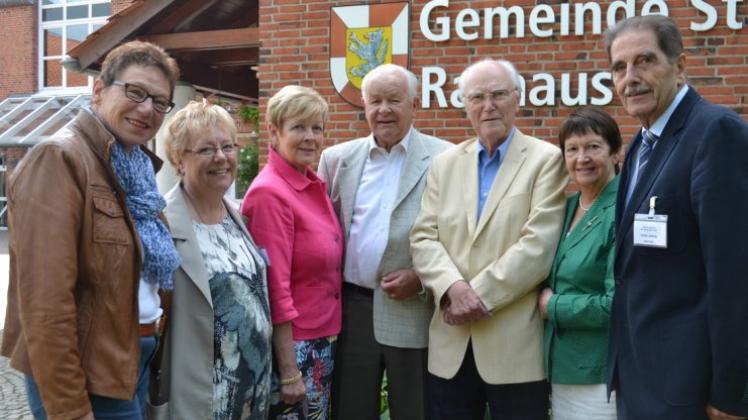 Dagmar Bischof (links), Hans Lüders (rechts) und Gonda Flemming (2. von links) bilden den Vorstand des Seniorenbeirats. Ilka Dirnberger (3. von links) und Christa Röder vom Landesseniorenrat haben die langjährigen Beiratsmitglieder Horst Gloger (Mitte links) und Rolf Schellbach geehrt. 