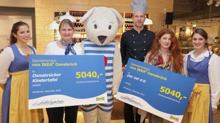 Spendenübergabe bei IKEA: Die sozialen Einrichtungen per se e.V. und die Kuindertafel Osnabrück erhielten je 5040 Euro aus dem Verkauf von Adventskalendern. Birgitta Marquardt-Meer und Renate Fuchs freuten sich über die Spende. Foto Robert Schäfer