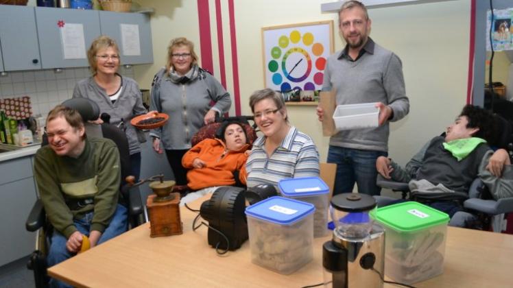 Arbeiten begeistert an neuem Projekt: (von links) Udo Timmermann, Daniela Niqué, Anja Uhlhorn-Atas, Susan Dag, Sabine Haschen, Betriebsleiter Stefan Martens und Kevin Kullik. Arbeiten begeistert an neuem Projekt: (von links) Udo Timmermann, Daniela Niqué, Anja Uhlhorn-Atas, Susan Dag, Sabine Haschen, Betriebsleiter Stefan Martens und Kevin Kullik.
