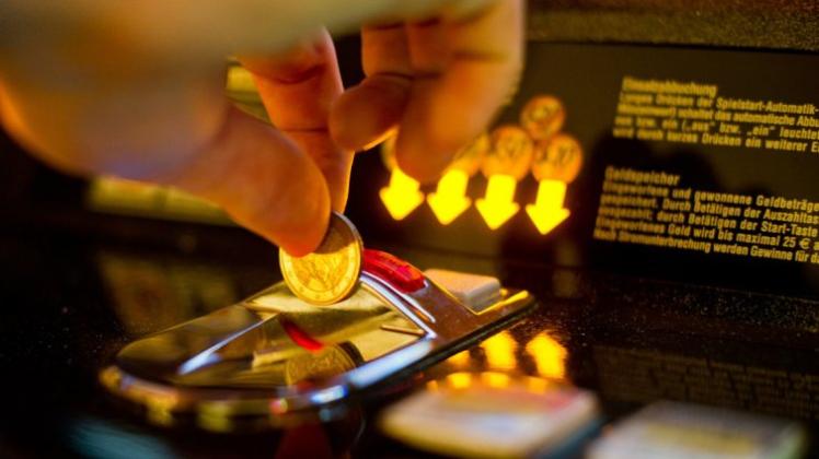 Betreiber von Geldspielautomaten müssen in Papenburg künftig mehr Steuern zahlen. Symbolfoto: Ole Spata/dpa
