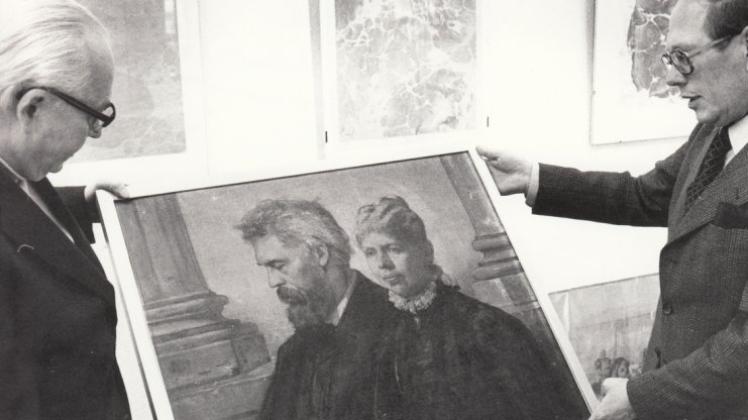 1979 erwarb das Haus Coburg ein Selbstbildnis Arthur Fitgers mit seiner Schwester. Der Leiter der Galerie, Hans Stephan (links), und Stadtdirektor Willi Schramm begutachten das Gemälde. 