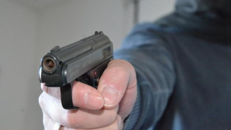 Mit einer Schusswaffe haben zwei Jugendliche in Bremen versucht einem Ehepaar die Schlüssel von ihrem Sportwagen abzunehmen. Symbolfoto: dpa