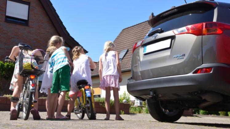 Besonders unübersichtlich: An der Kreuzung Buchenstraße/Heider Weg versperren parkende Autos Kindern die Sicht. 