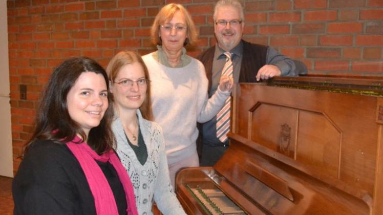 Das Klavier hat ausgedient: Die Kantorinnen Karola Schmelz-Höpfner (v.l.) und Friederike Spangenberg sowie die Pastoren Sabine Lueg und Thomas Meyer hoffen auf viele Spenden für einen Flügel. 