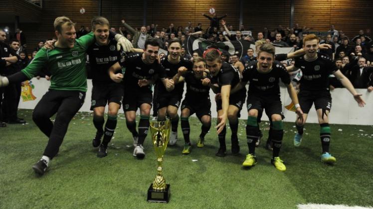 Turniersieger: Hannover 96 II freut sich über den Volksbank-Cup. 