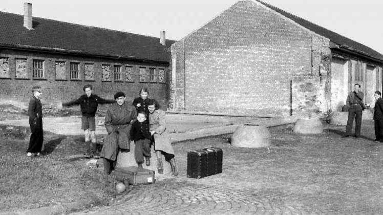 Adelheide im Sommer 1945: Bewohner des Flüchtlingslagers auf dem Gelände des Fliegerhorsts warten mit gepackten Koffern auf den Rücktransport in die Heimat. Bildvorlage: Ralf Werner Metschulat