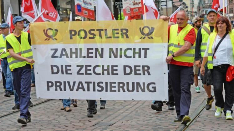 Wie hier in Freiburg, streiken die Postler derzeit und demonstrieren für ihre Anliegen. 
