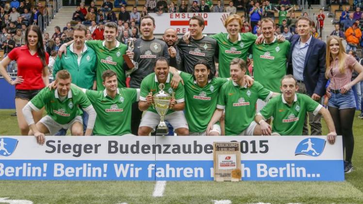 Jubeln durfte Werder Bremen bei der zweiten Auflage des Budenzaubers der Fußball-Legenden in Lingen. Die Hanseaten wollen den Siegerpokal am 2. Januar 2016 in der Lingener Emslandarena verteidigen. 