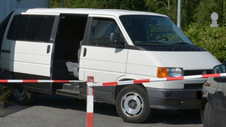Mit diesem VW-Bus schnitten die Täter dem Geldtransporter den Weg ab. 