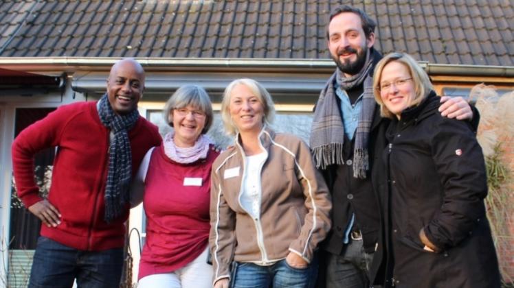 Schirmherr Yared Dibaba (links) und Alexander von Rothkirch mit Mitarbeitern und ehren Ehrenamtlichen im Garten des Laurentius Hospizes in Falkenburg. Schirmherr Yared Dibaba (links) und Alexander von Rothkirch mit Mitarbeitern und ehren Ehrenamtlichen im Garten des Laurentius Hospizes in Falkenburg.